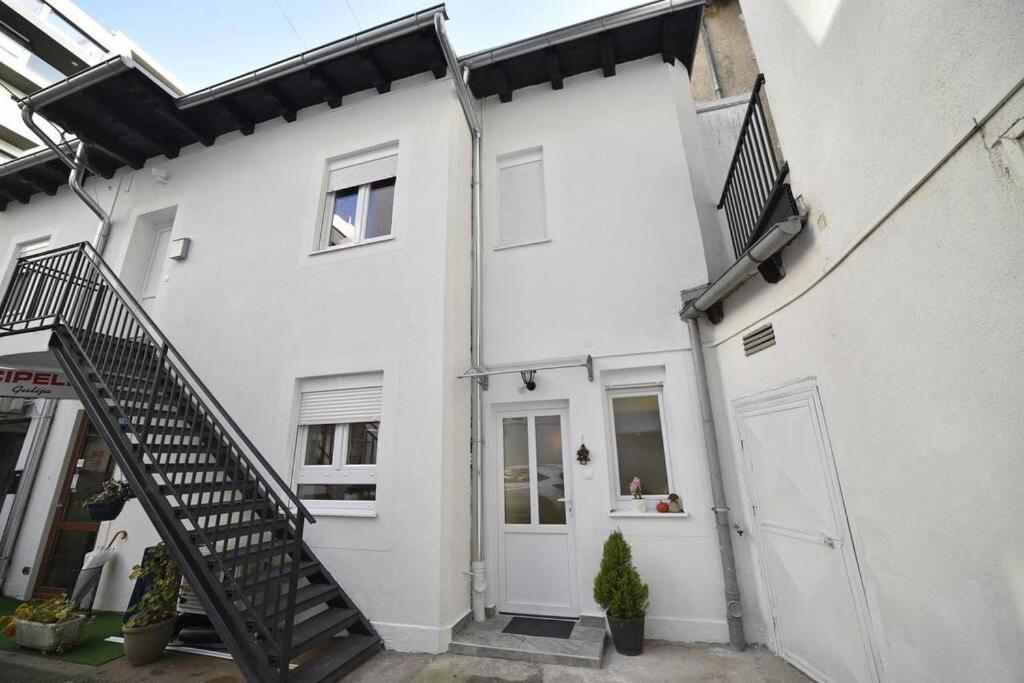 Petit Main Square Apartment Zagreb Bagian luar foto