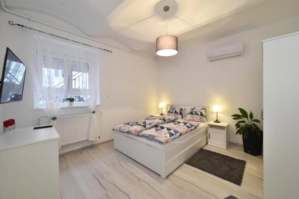 Petit Main Square Apartment Zagreb Bagian luar foto