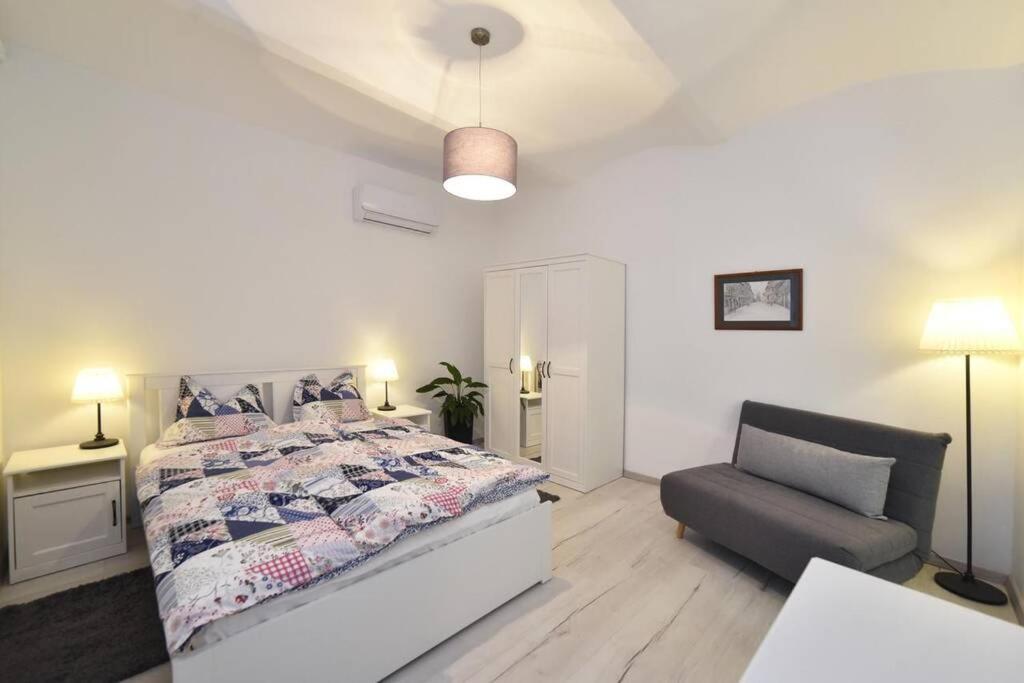 Petit Main Square Apartment Zagreb Bagian luar foto