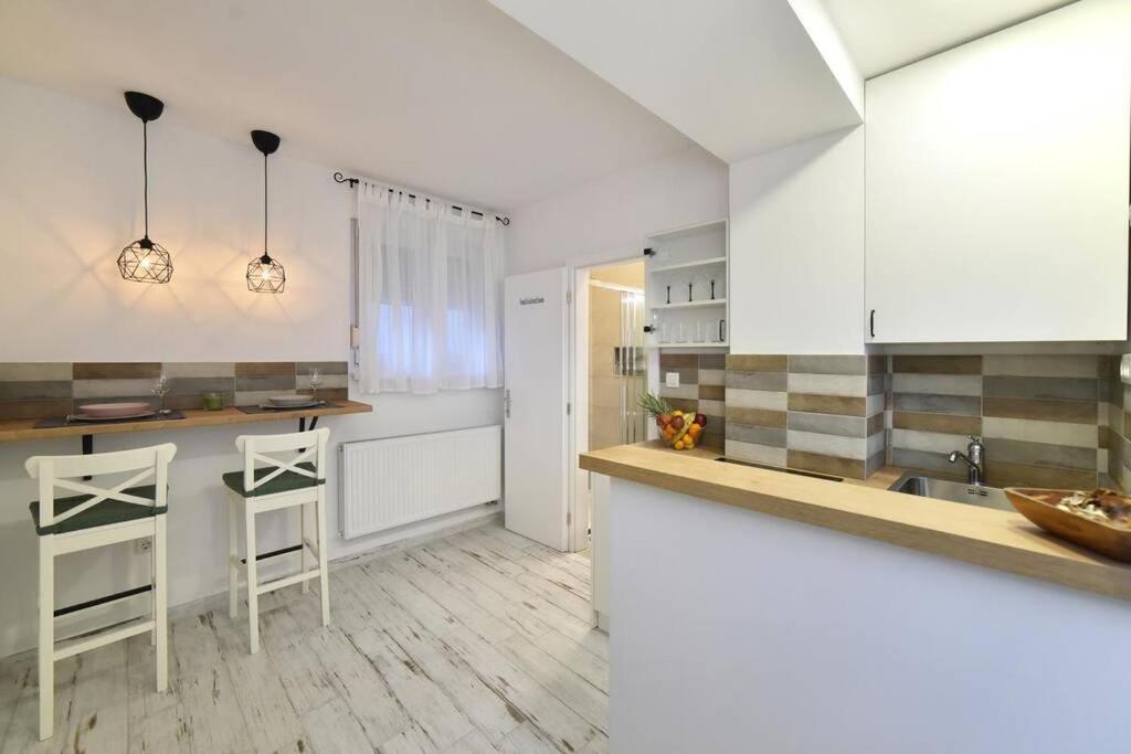 Petit Main Square Apartment Zagreb Bagian luar foto