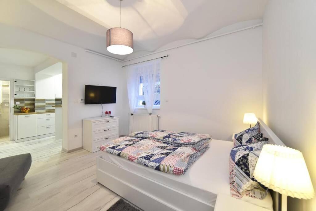 Petit Main Square Apartment Zagreb Bagian luar foto